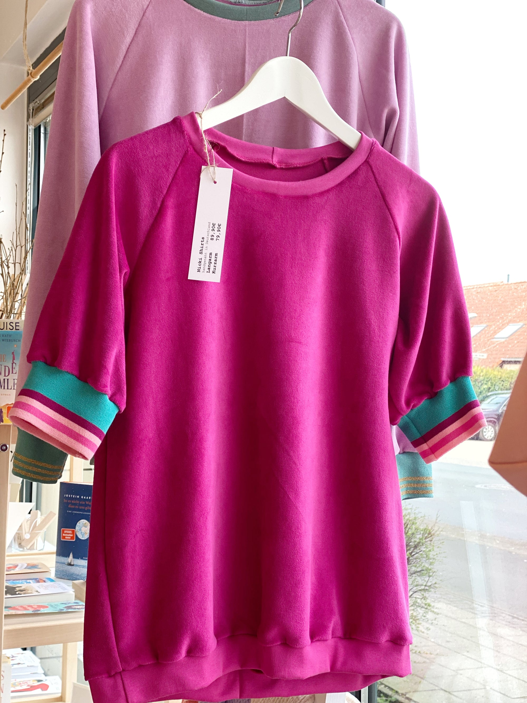 Pinkes Nicki Shirt Kurzarm . Stadtrandstil Mode Neon 