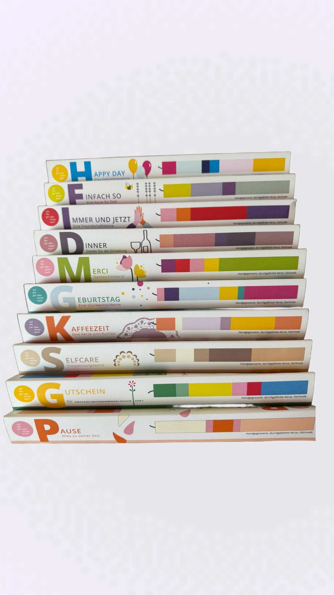 Regalbord bei Stadrand Stil mit bunten Kerzen von Notthegirl