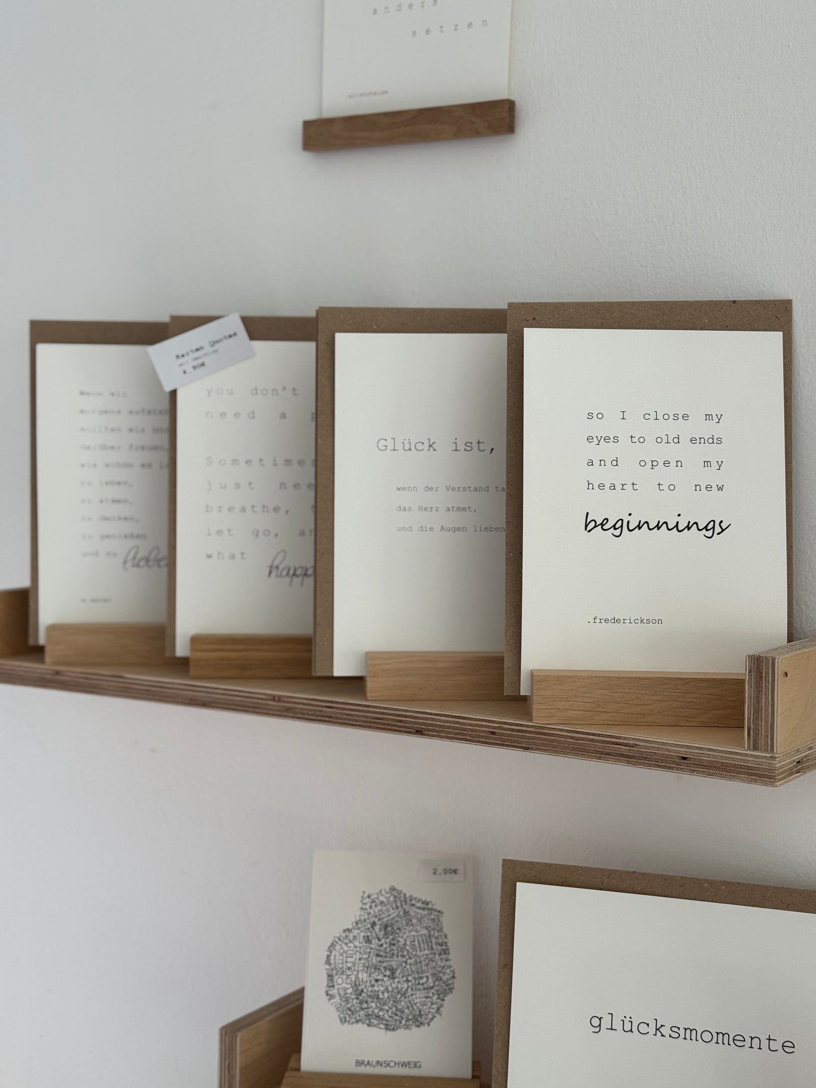 verschiedene natuweiße arten mit Zitaten auf einem Holzbord