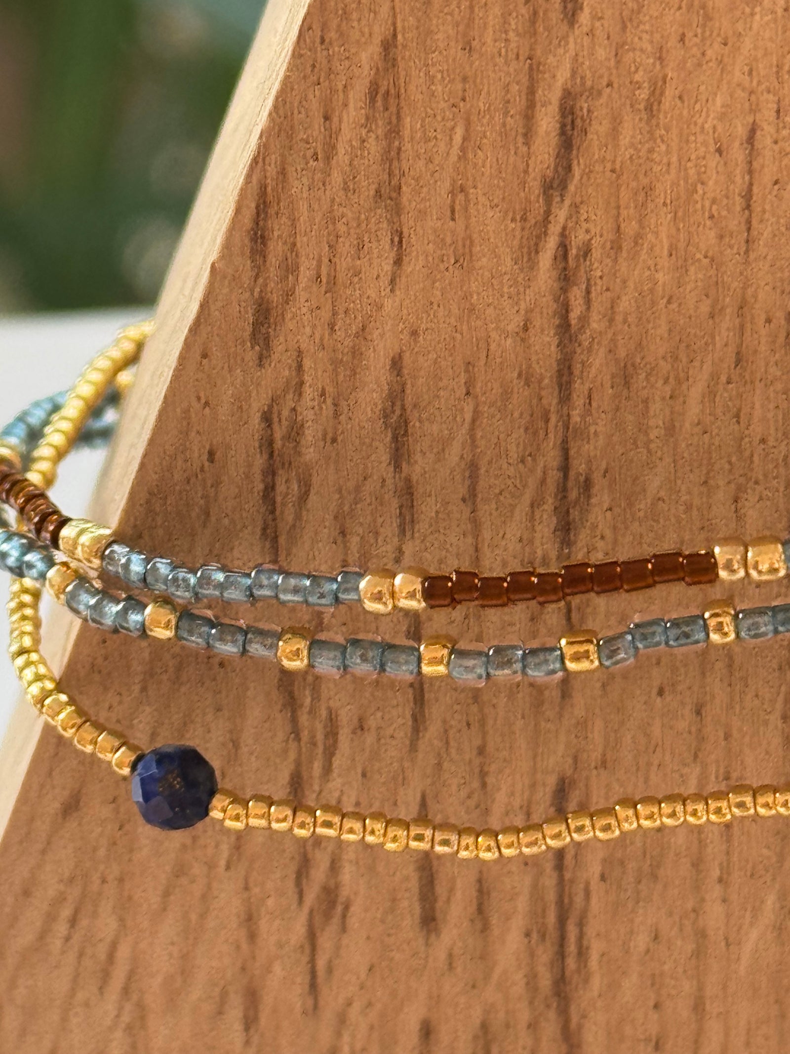 blau-goldenes Armband von Beautiful story auf Eichenhalterung