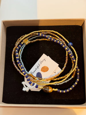 balu-goldenes Armband mit Tigerauge und Lapislazuli von beautiful story