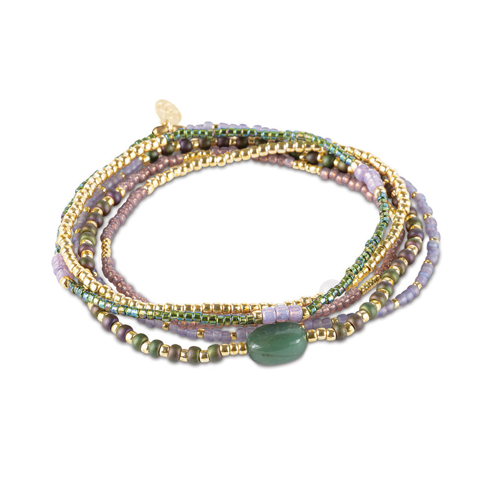 grün-brombeerfarbenes Armband aus Glasperlen und Labradorit auf Holzständer