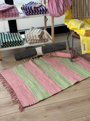 Teppich „chindi“ von bongusta in rosa-grün gestreift bei Stadtrand Stil 