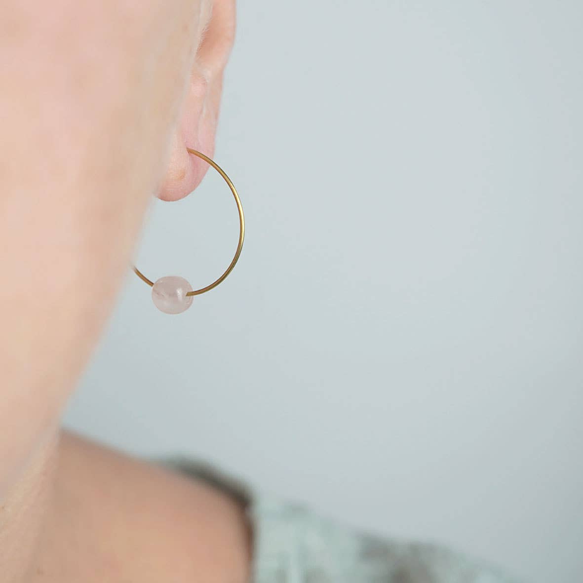 Creolen aus goldfarbenem Messing, puristisch mit Rosenquarzperle