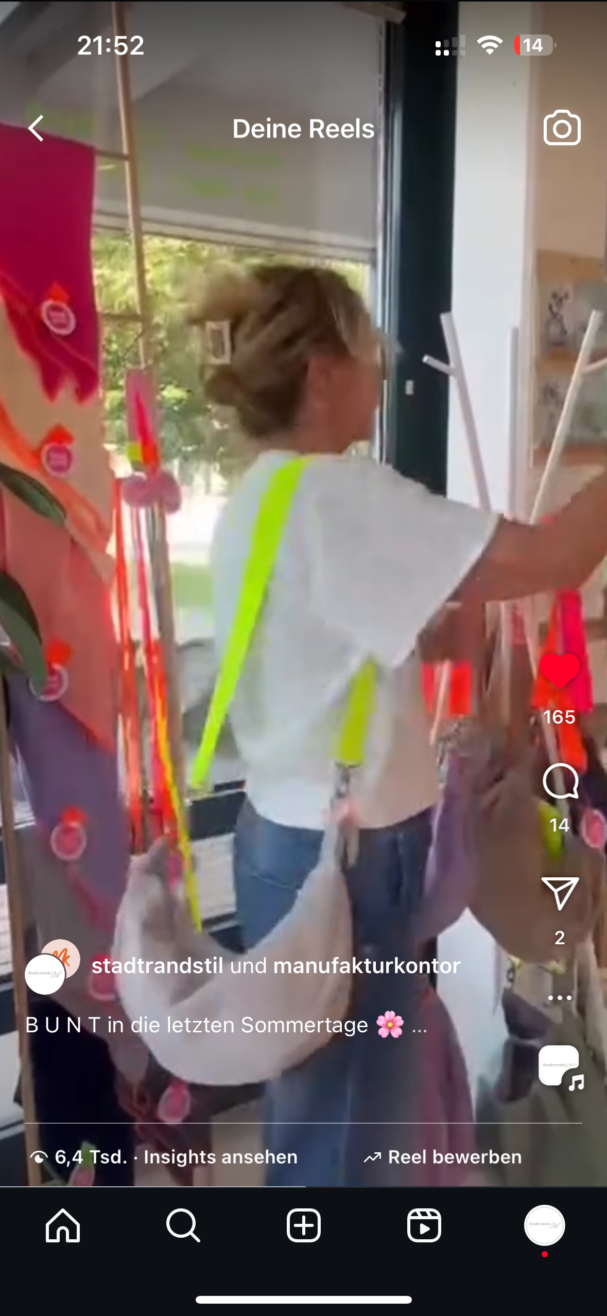 Pinke Crossbodybag aus Ncky mt orangenem Neon Gurt mit grauem T-Shirt mit Neon Druck Croissant