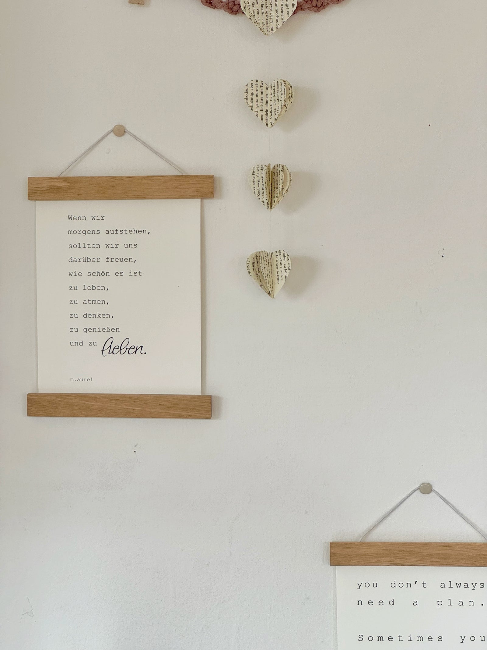 verschiedene natuweiße arten mit Zitaten auf einem Holzbord