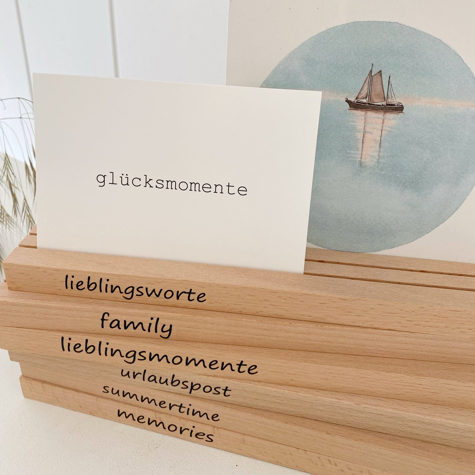 Beispiele für Personalisierung der große Fotohalter von Stadtrandstil. Mit den eispiel Aufdrucken "lieblingswrte", "amily", "lieblingsmomente", urlaubspost", "summertime und "memories". 