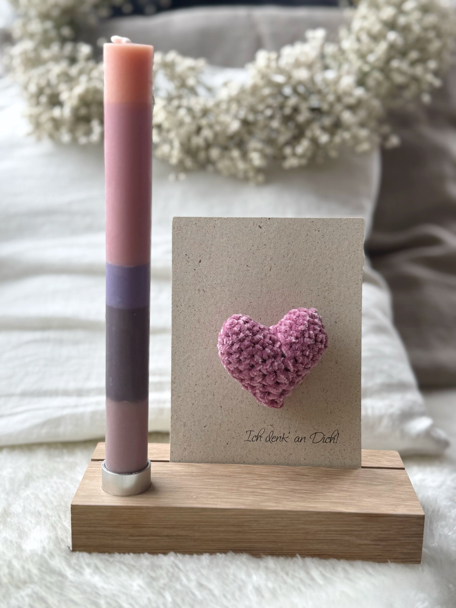 Kartenhalter mit Kerze. Aus EIche, dekoriert mit einer Karte, auf der ein gehäkeltes Herz und einer gestreiften Kerze