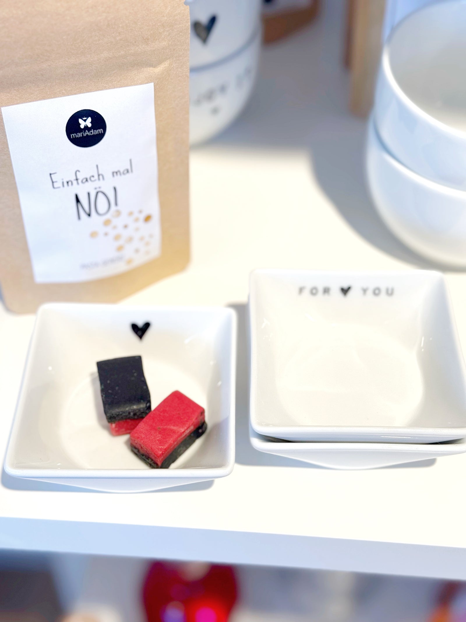 weiße Porzellan Mini Schalen mit aufgedrucktem Herz und den Worten "for you  in Küchenregal