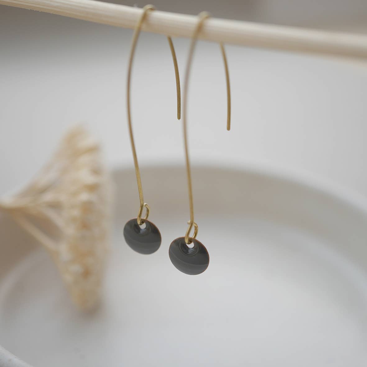 minimalistische Ohrringe aus Messing und grauer Emaillescheibe