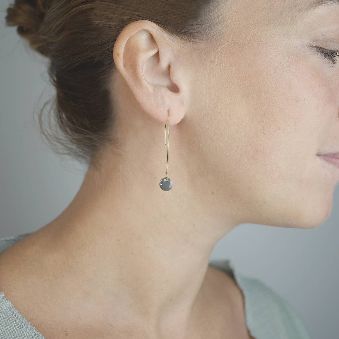 minimalistische Ohrringe aus Messing und grauer Emaillescheibe