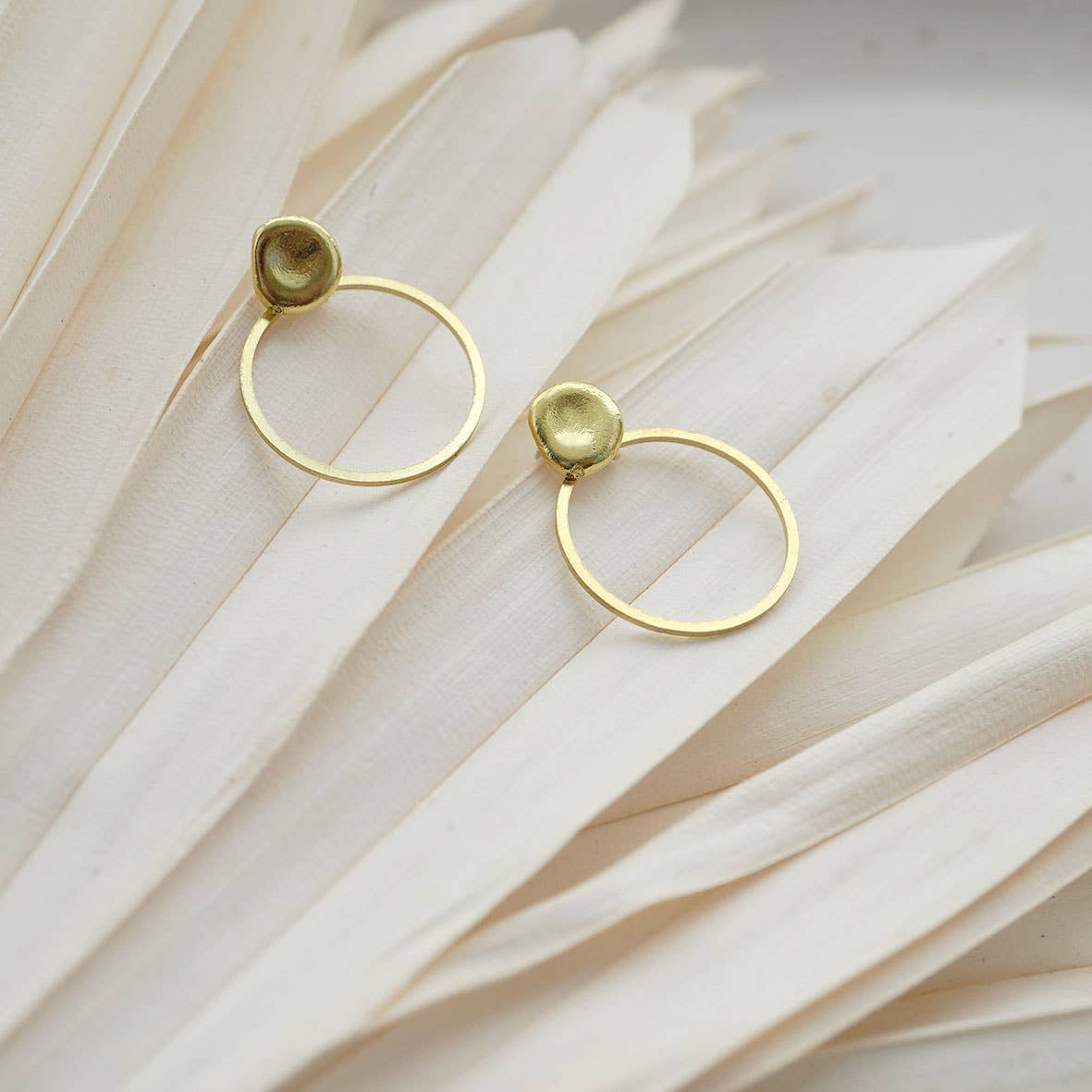 Ohrringe von Fräulein Tapir "clara" goldfarbene Ringe mit rundem Anhänger