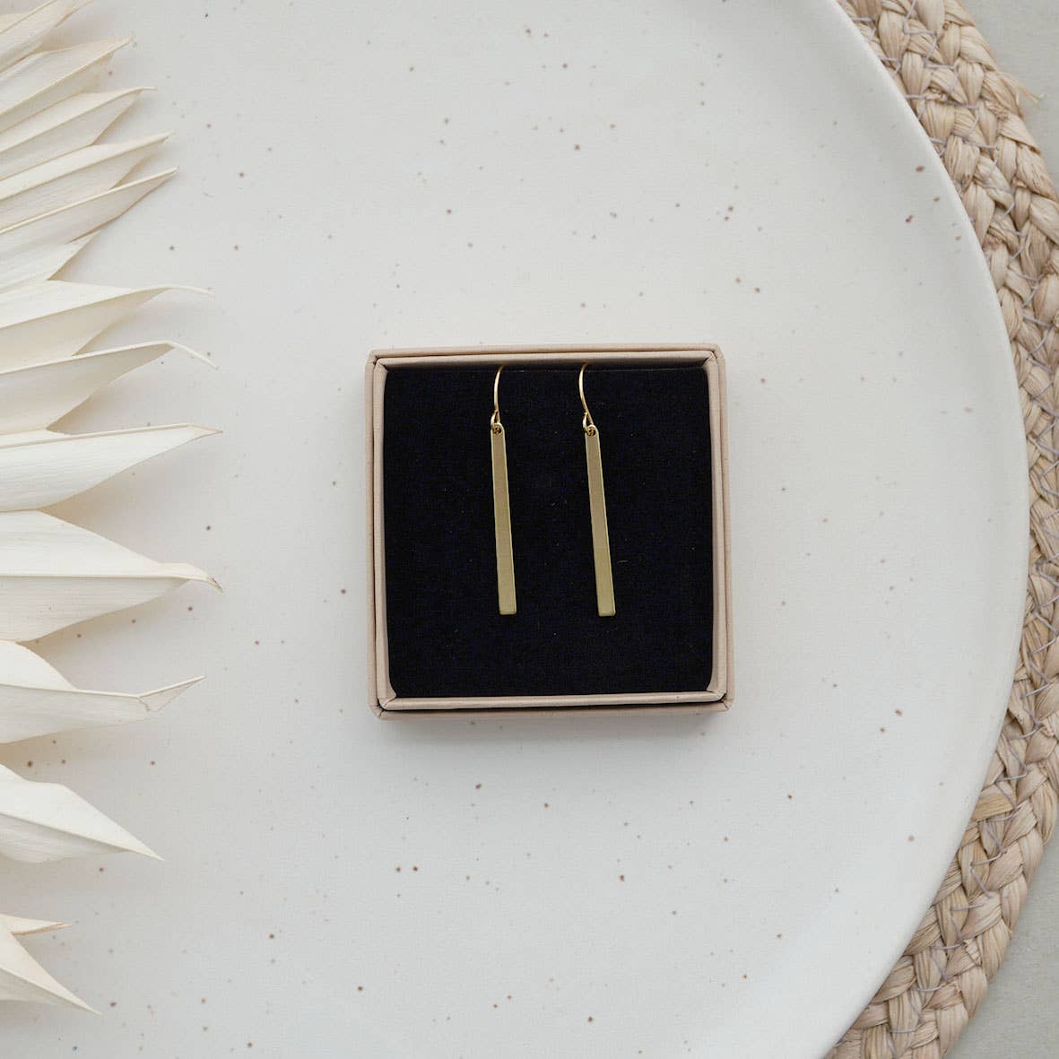 Minimalistische Ohrringe von fräulein Tapir: goldfarbene, lange Rechtecke