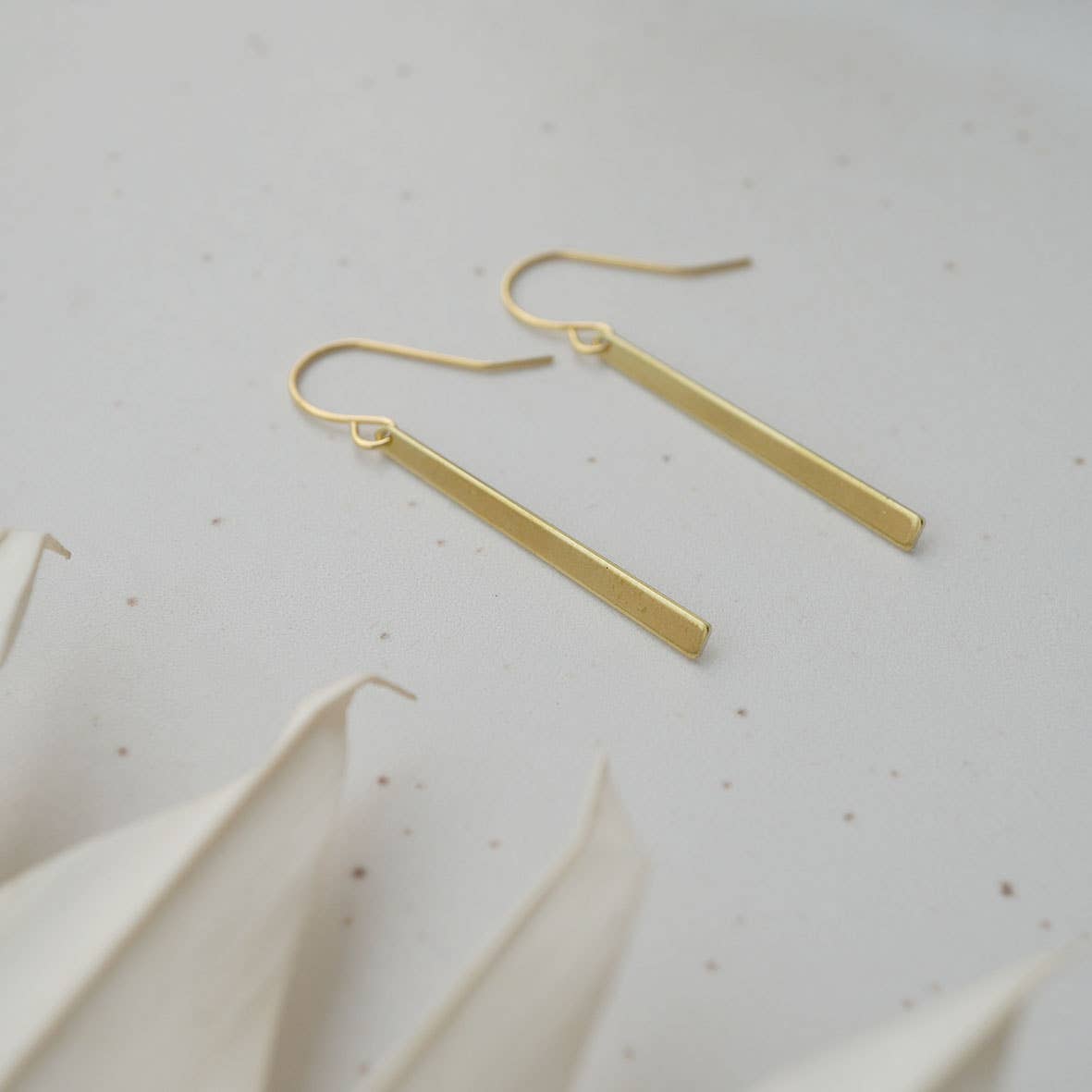 Minimalistische Ohrringe von fräulein Tapir: goldfarbene, lange Rechtecke