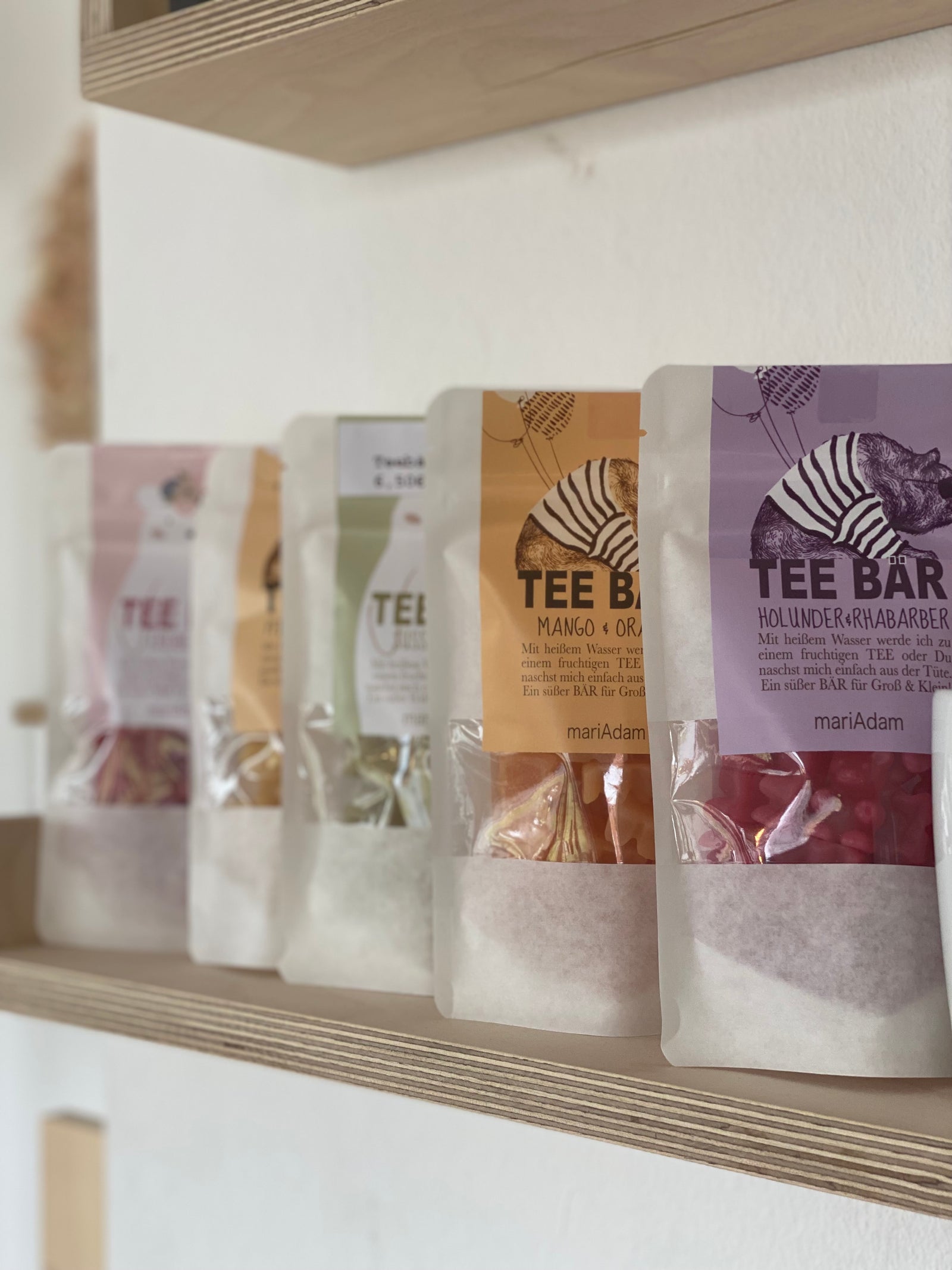 Tüten mit Teebären auf einem Regal