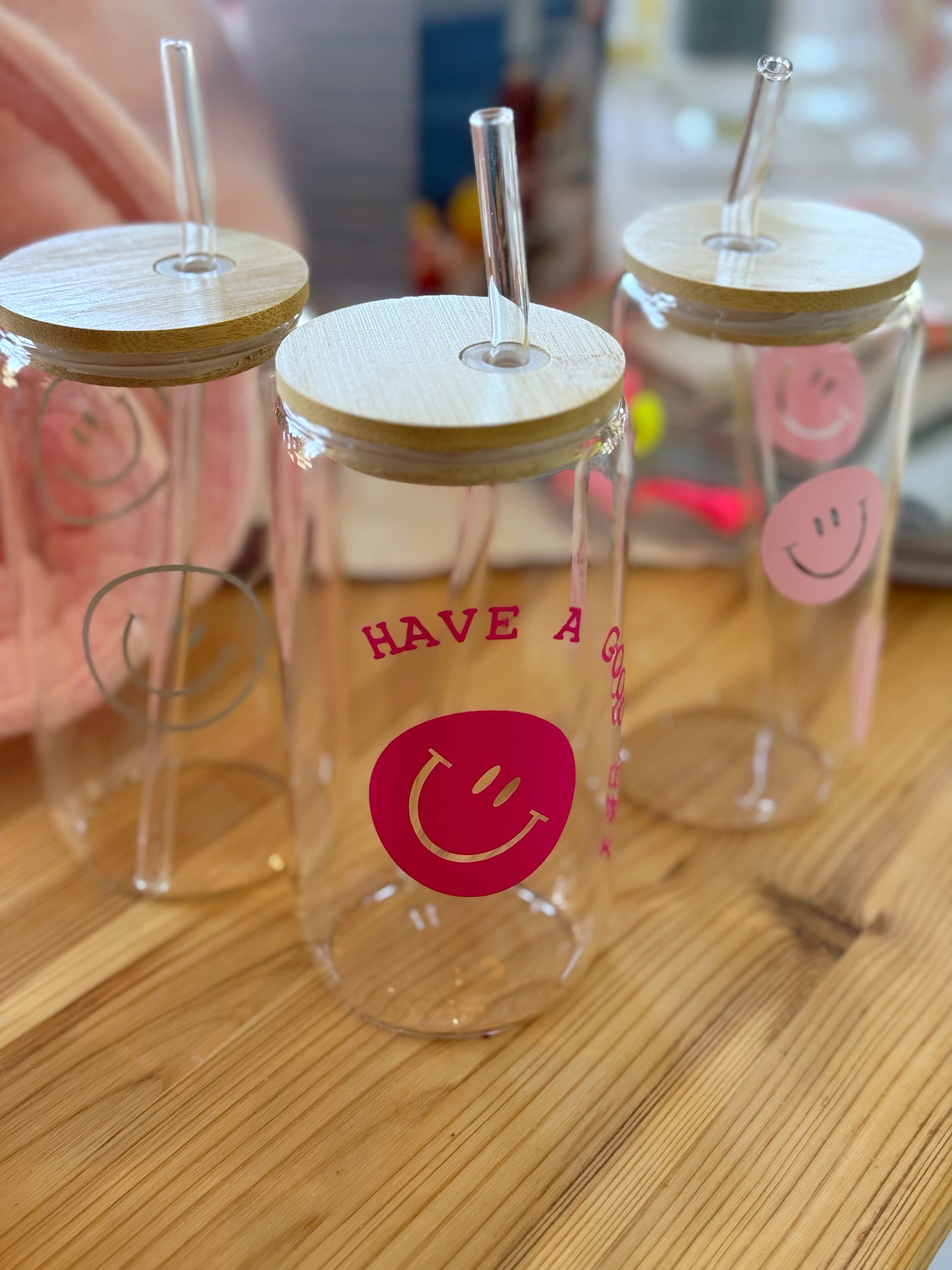 in peach dekorierte Ecke im Stadrand Stil mit kissen, decke und kerzenhaltern