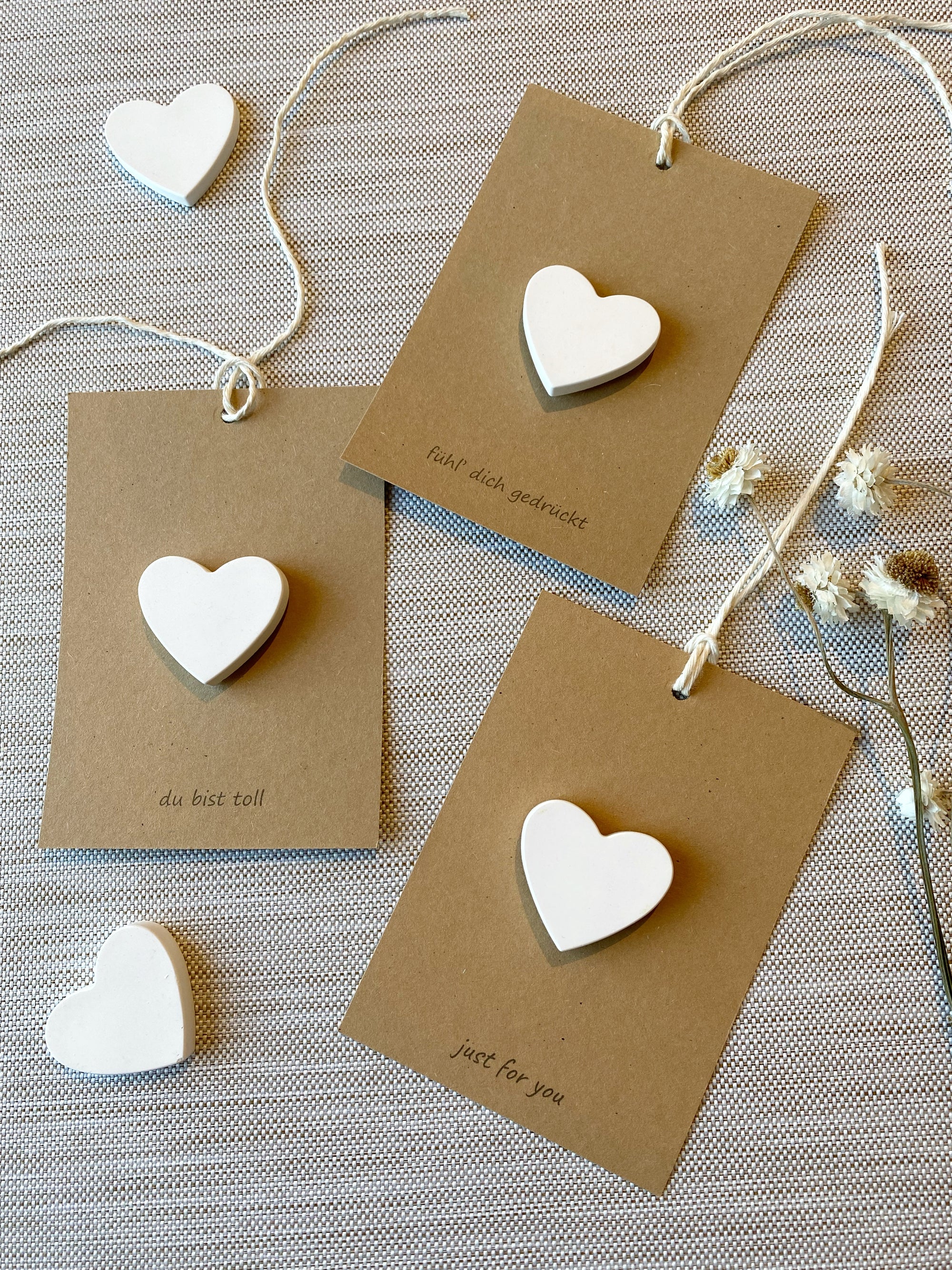 Drei Geschenkanhänger von Stadtrandstil handmade aus Kraftpapier, natürlich mit Strohblumen dekoriert mit Herzen aus Rayin