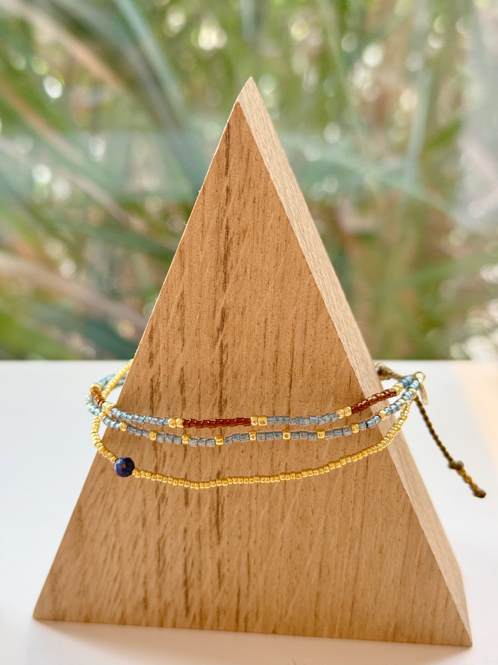 blau-goldenes Armband von Beautiful story auf Eichenhalterung