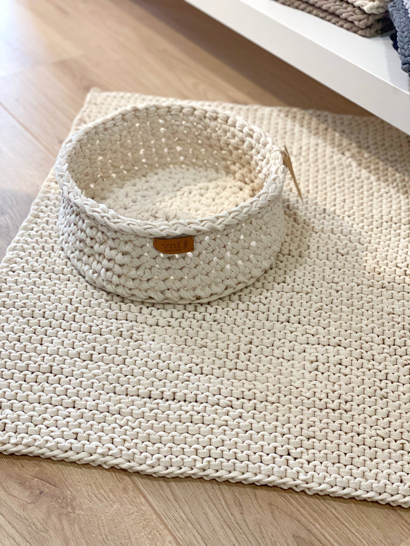 naturfarbene, kleine Badematte und passender Korb, gehäkelt aus dickem, recycelten Garn