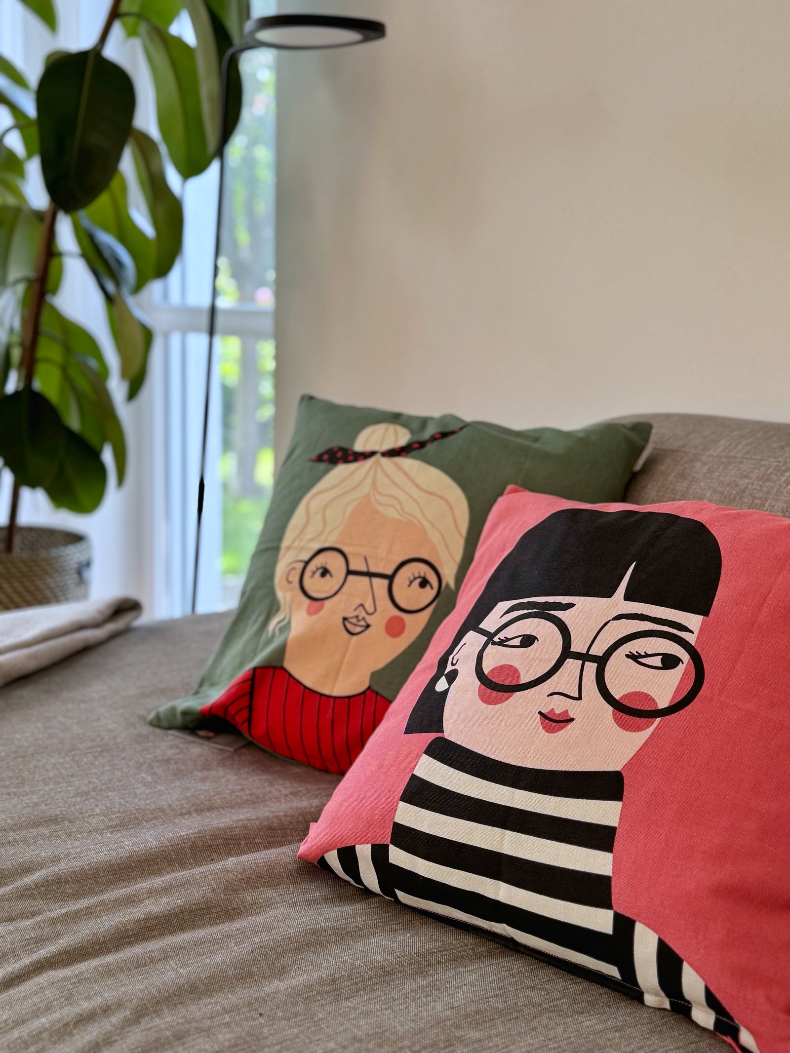 bodil und vera kissen von spira auf grauer couch