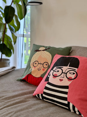bodil und vera kissen von spira auf grauer couch