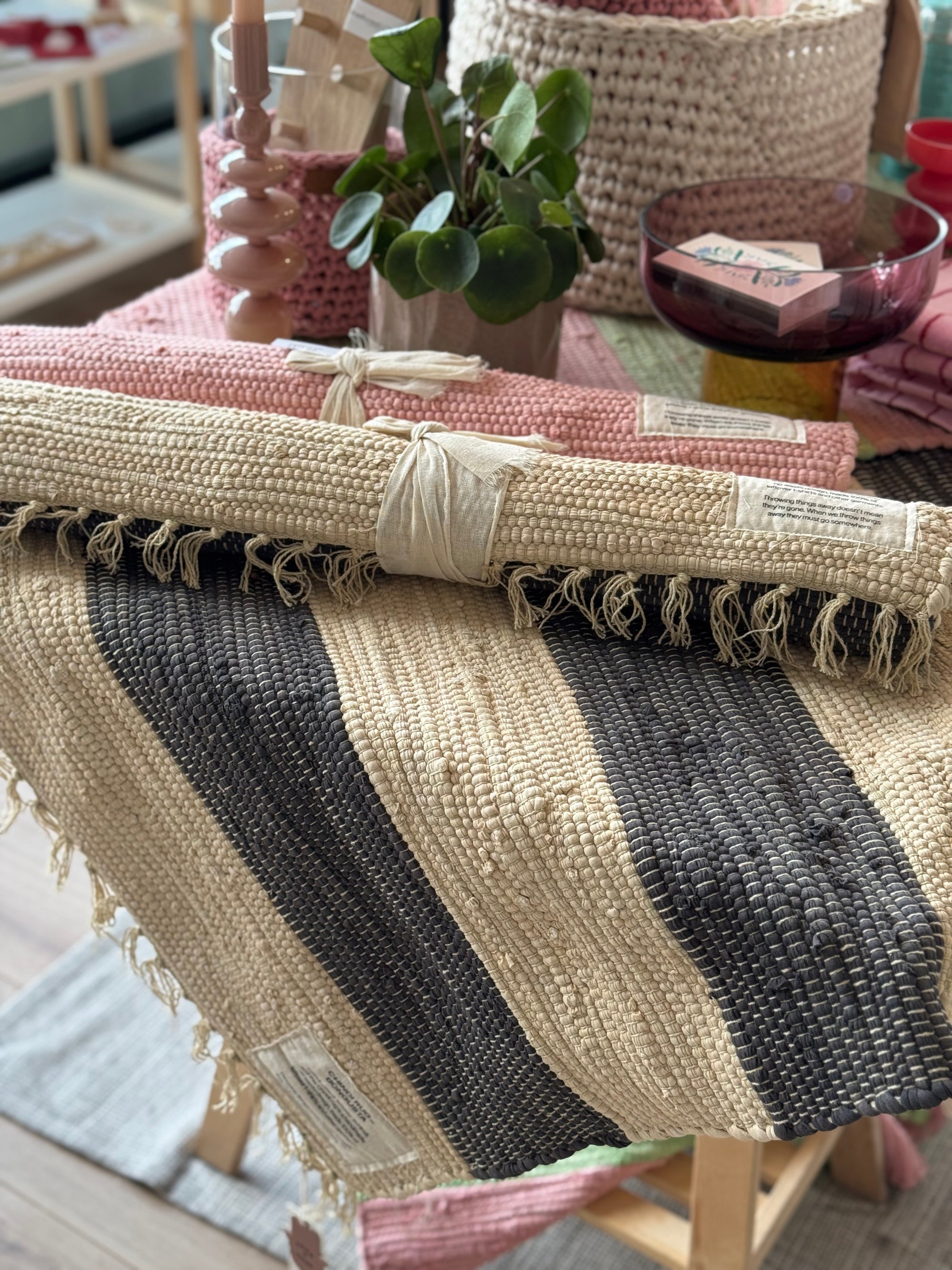 gestreifte Teppiche von bongusta im satdtrand stil