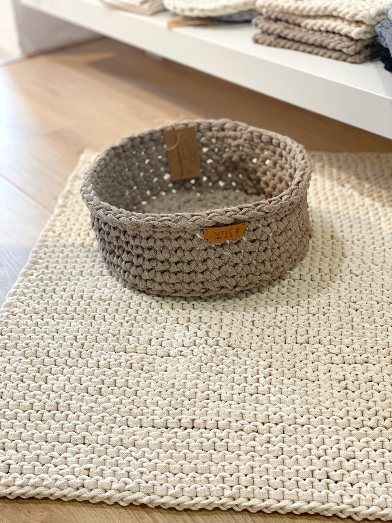 naturfarbene, kleine Badematte und passender Korb, gehäkelt aus dickem, recycelten Garn