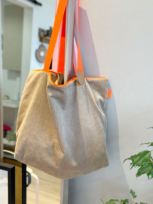 Sandfarbener Shopper aus Cord mit neon orangenem Gurt