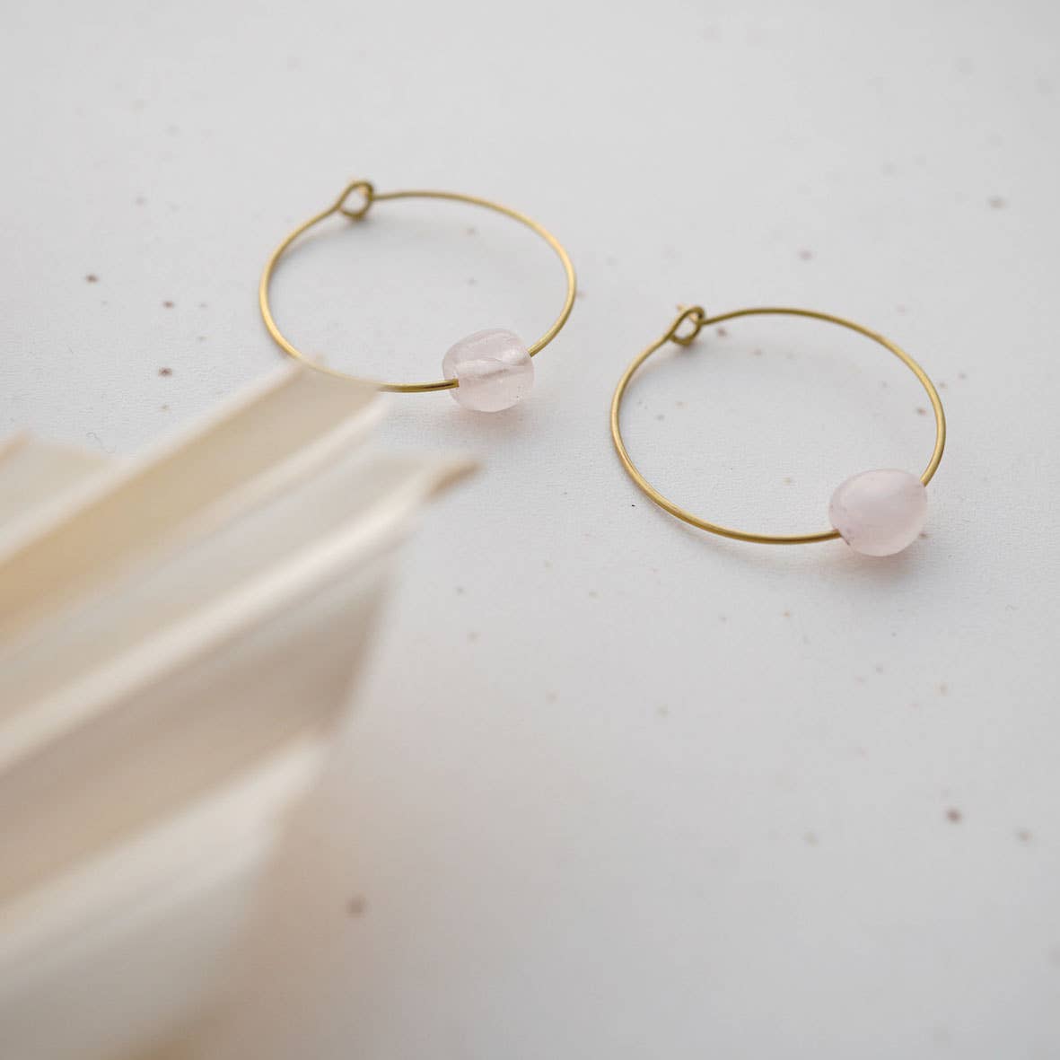 Creolen aus goldfarbenem Messing, puristisch mit Rosenquarzperle