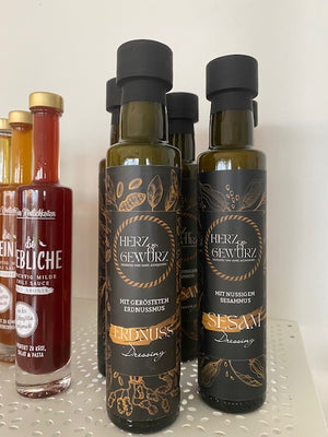 Hübsche Dressing Flaschen mit Erdnuss und Seam Dressing bei Stadtrandstil