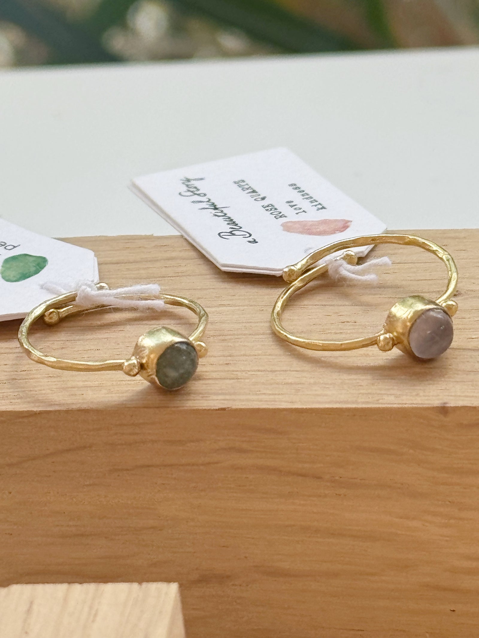 zwei goldfarbene Ringe (faithful) von beautiful story mit eingefassten Edelsteinen