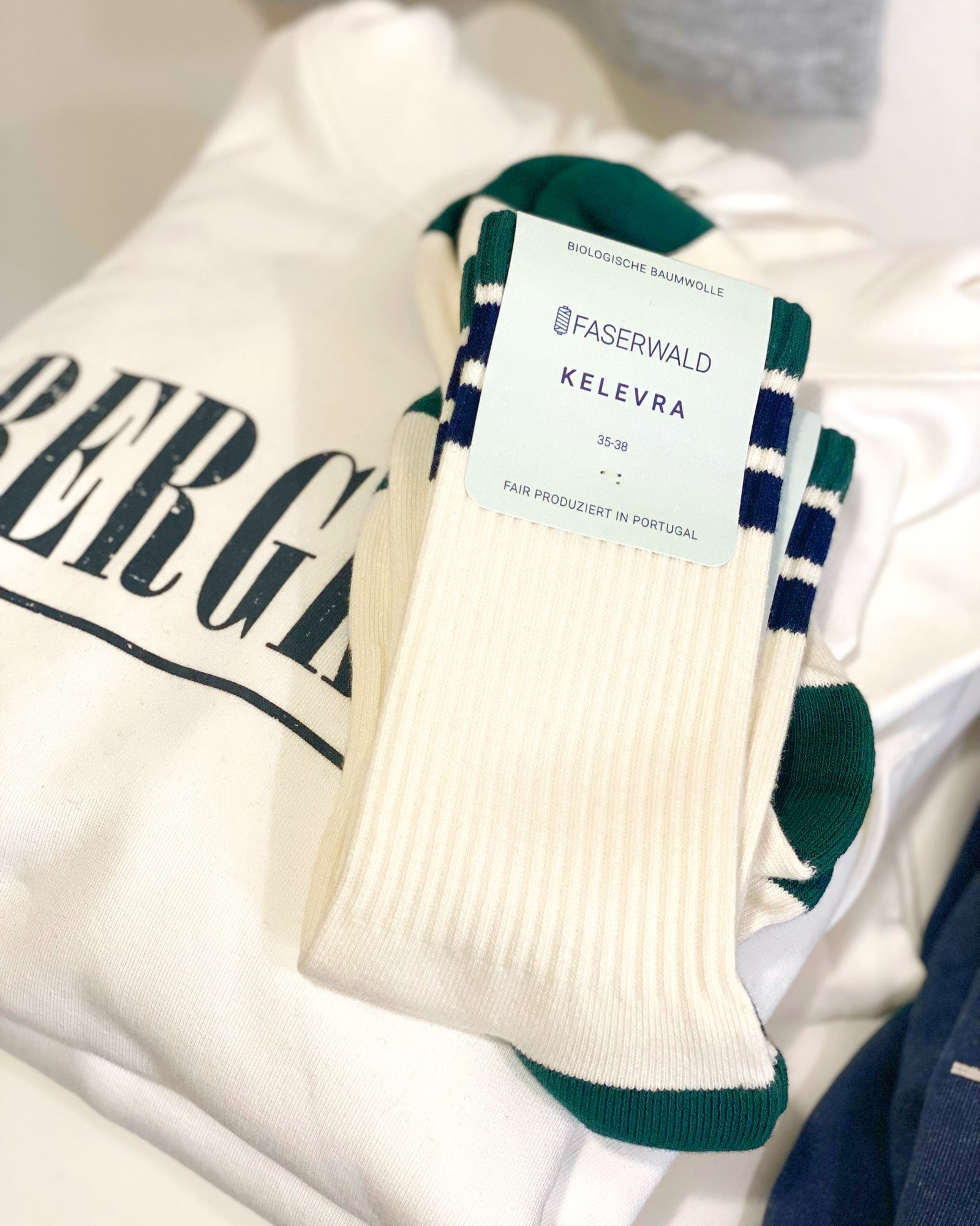 Retro tennissocken in altweiß mit streifen in bunten Farben 