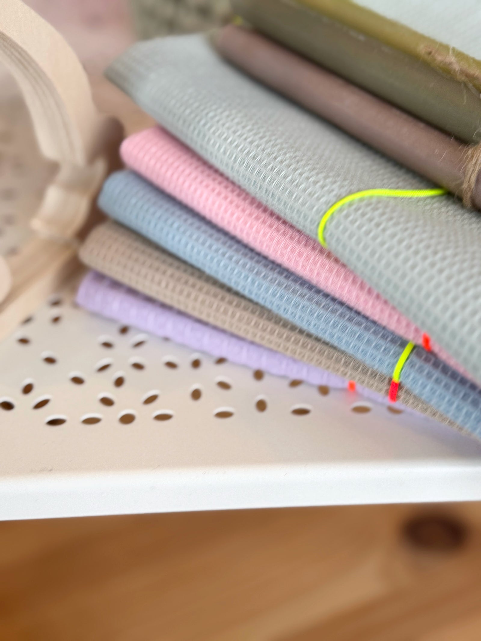 Geschirrtuch aus Baumwoll Waffelpikee mit Neon Rand