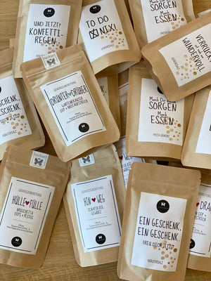Viele Tüten mit Gewürzmischungen. Aus Kraftpaper mit weißen Aufklebern und fröhlichen Sprüchen