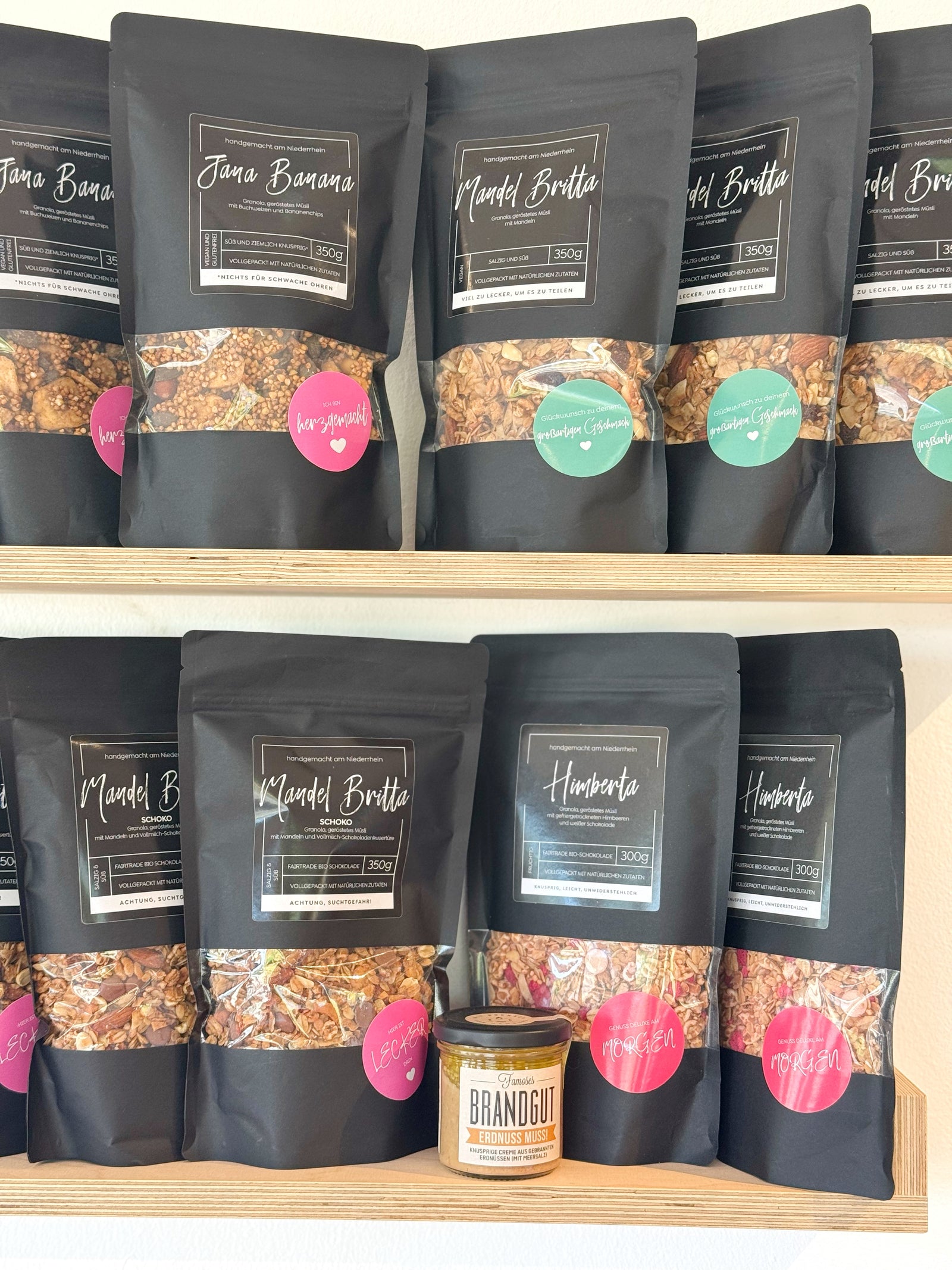 Regal mit Granolas von Barni und Wilma