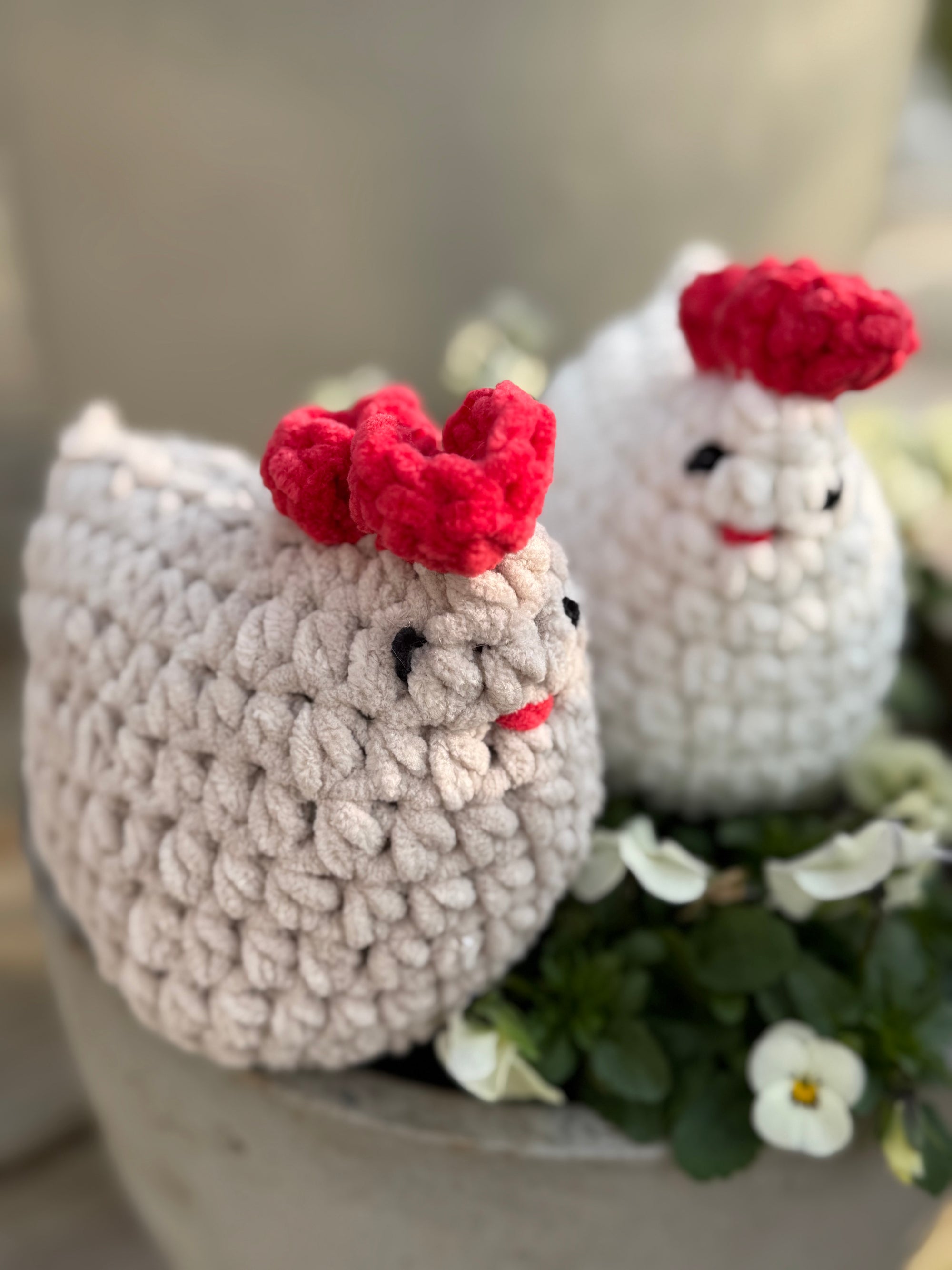 zwei handgearbeitete Hühner, gehäkelt