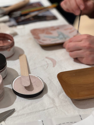 Impression: Farbutensielien und Arbeitsstück beim Workshop zum Thema Holzaschalen