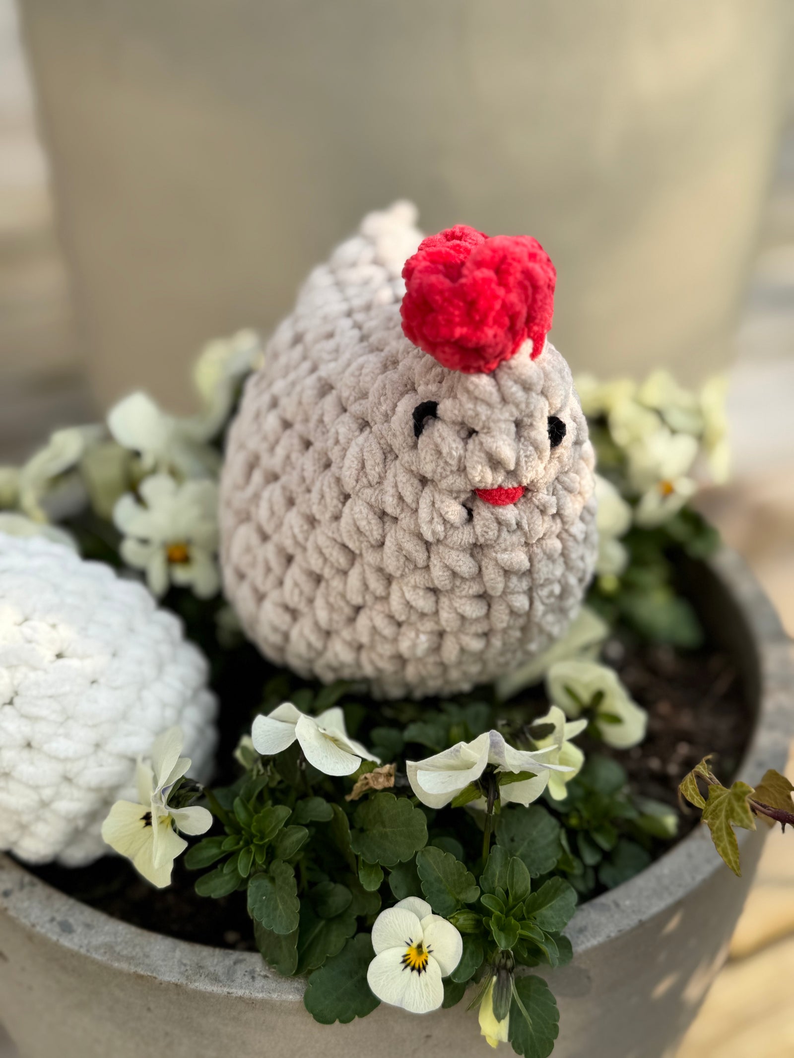 zwei handgearbeitete Hühner, gehäkelt