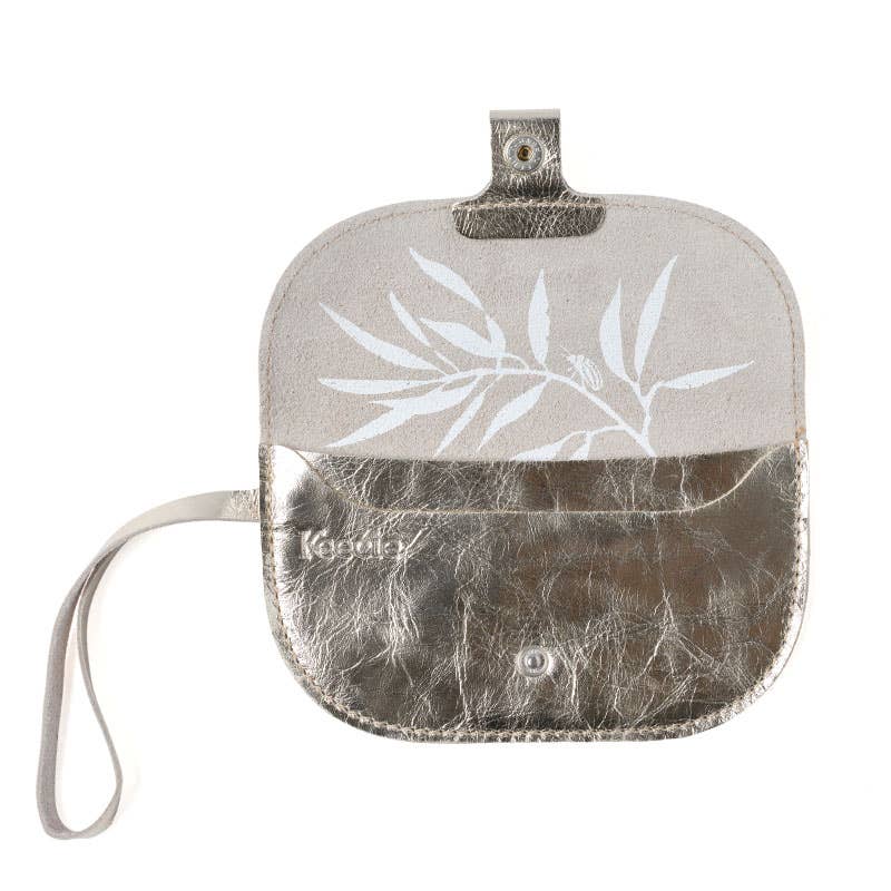 grüne Handtasche und zwei Portemonnaies mit Siebdruck und passendem gewebtem Armband 