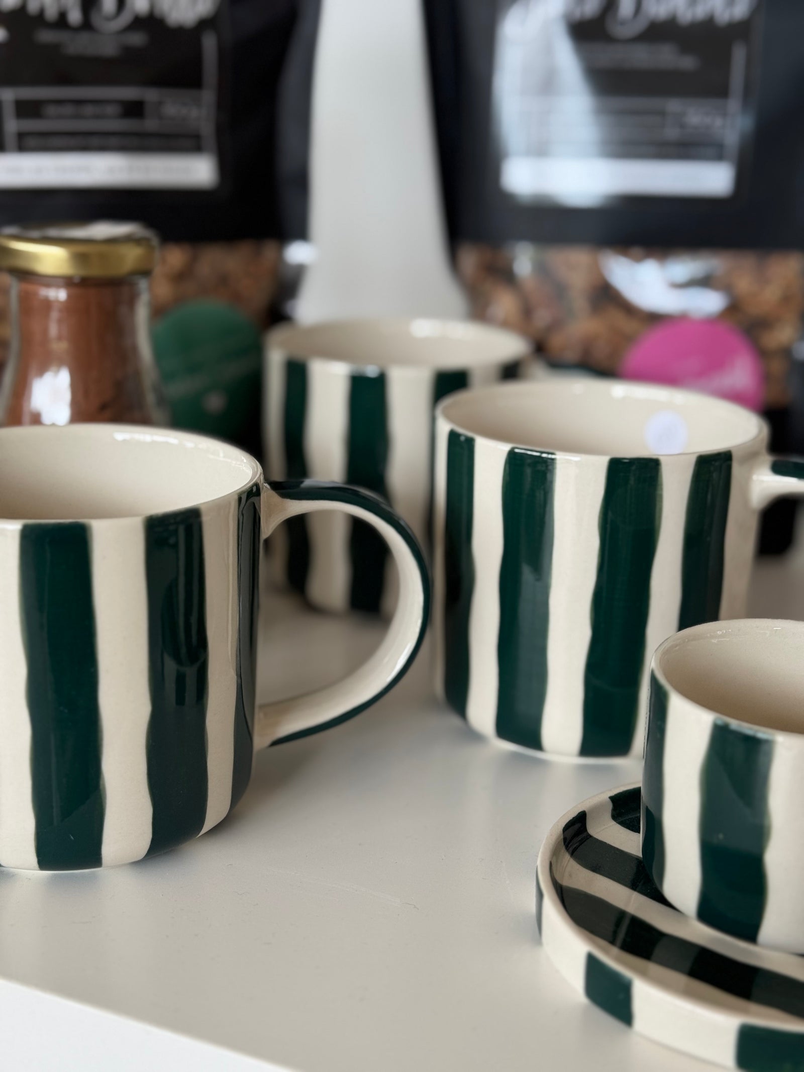 grün weiß gestreifte Keramik Becher