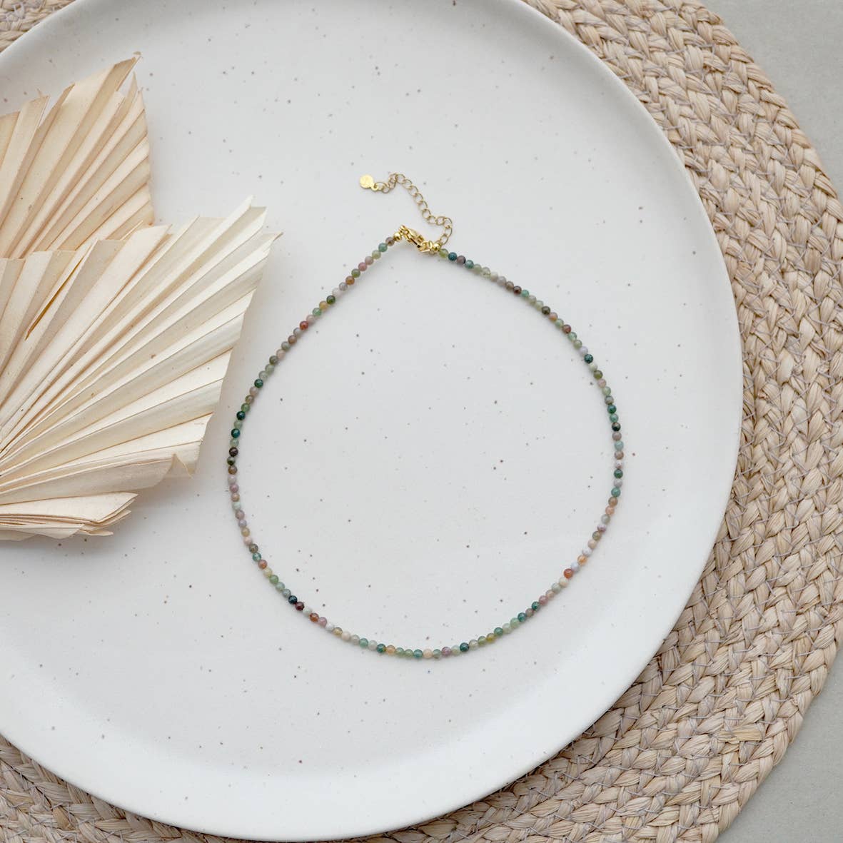 produktfoto kette pearl auf weißem teller