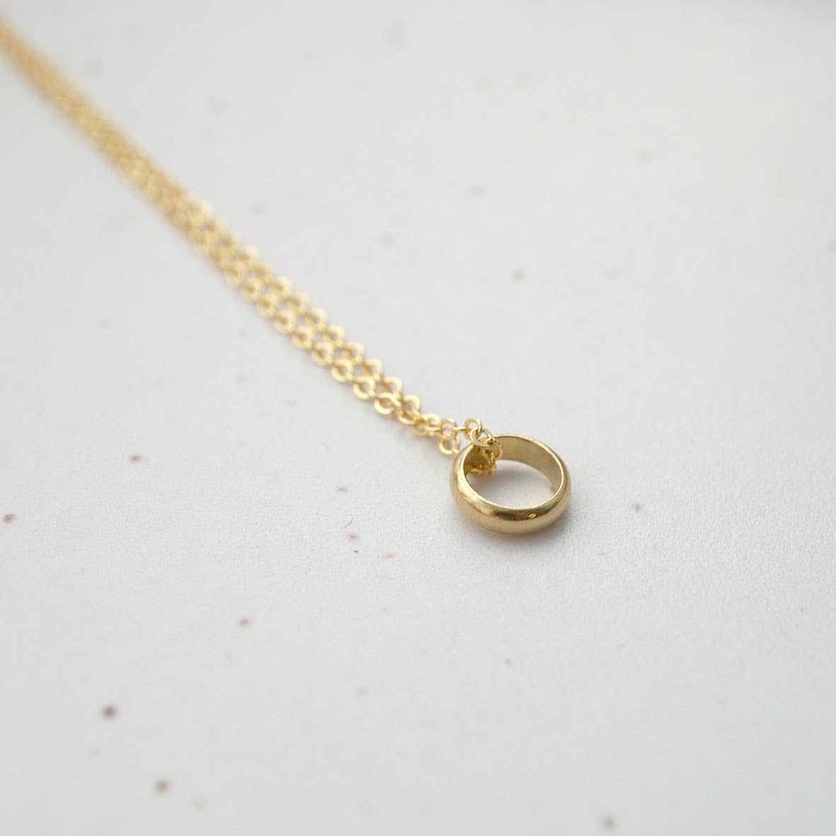 Tragefoto mit goldener Kette "little ring" von fräulein tapir