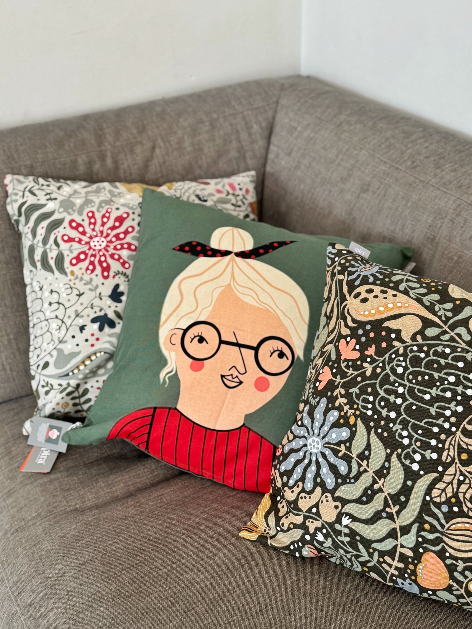 kissen myllra auf grauer couch