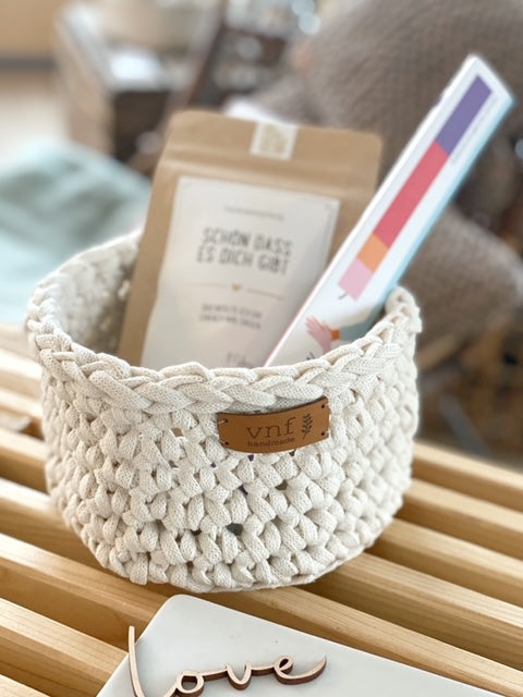 Geschenk Inspiratiom: naturfarbener äkelkorb von Stadtrandstil, gefüllt mit Tee Tüte und gestreifter Kerze