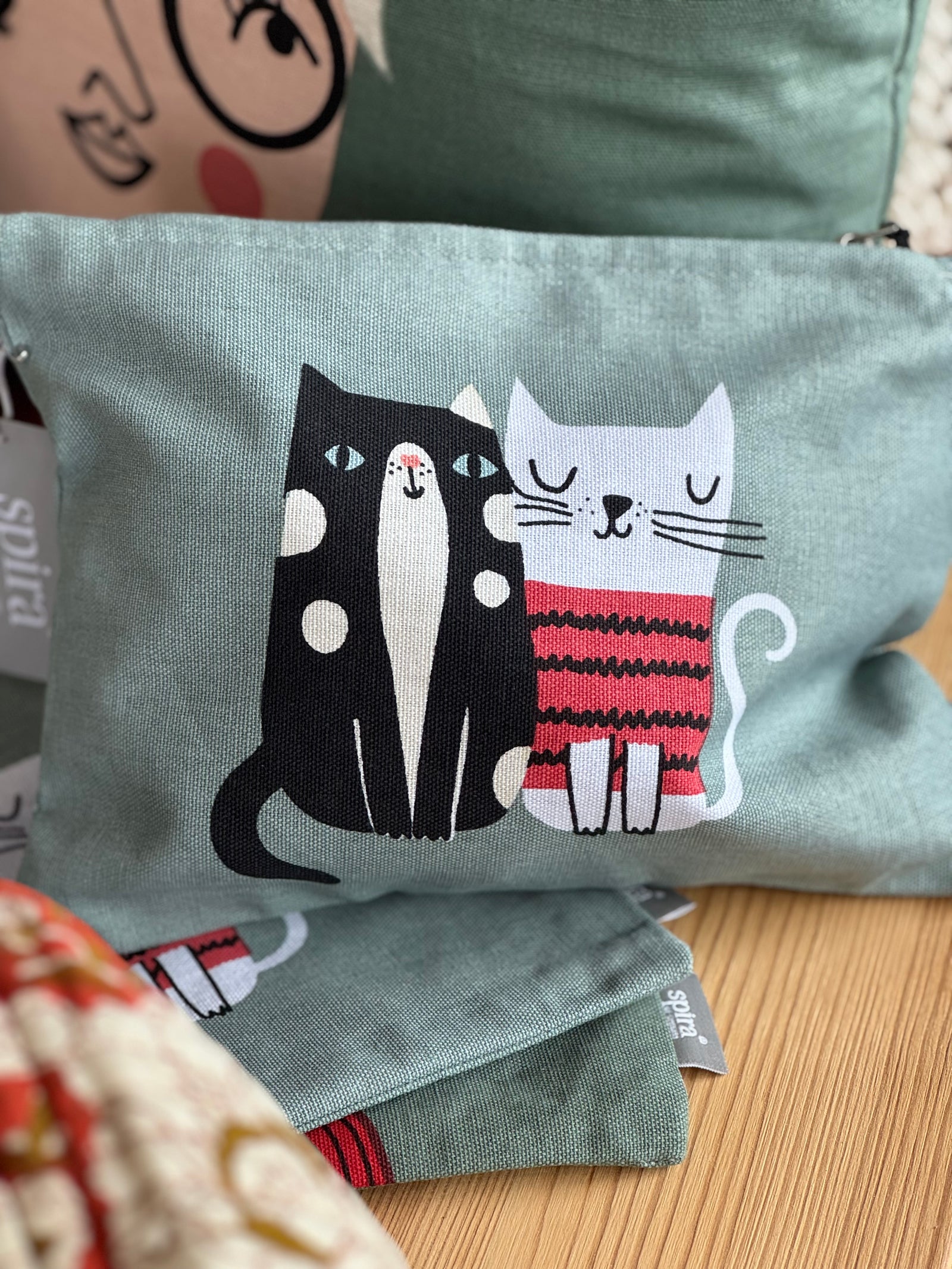 kleine, grüne Tasche mit Motiv Bodil 