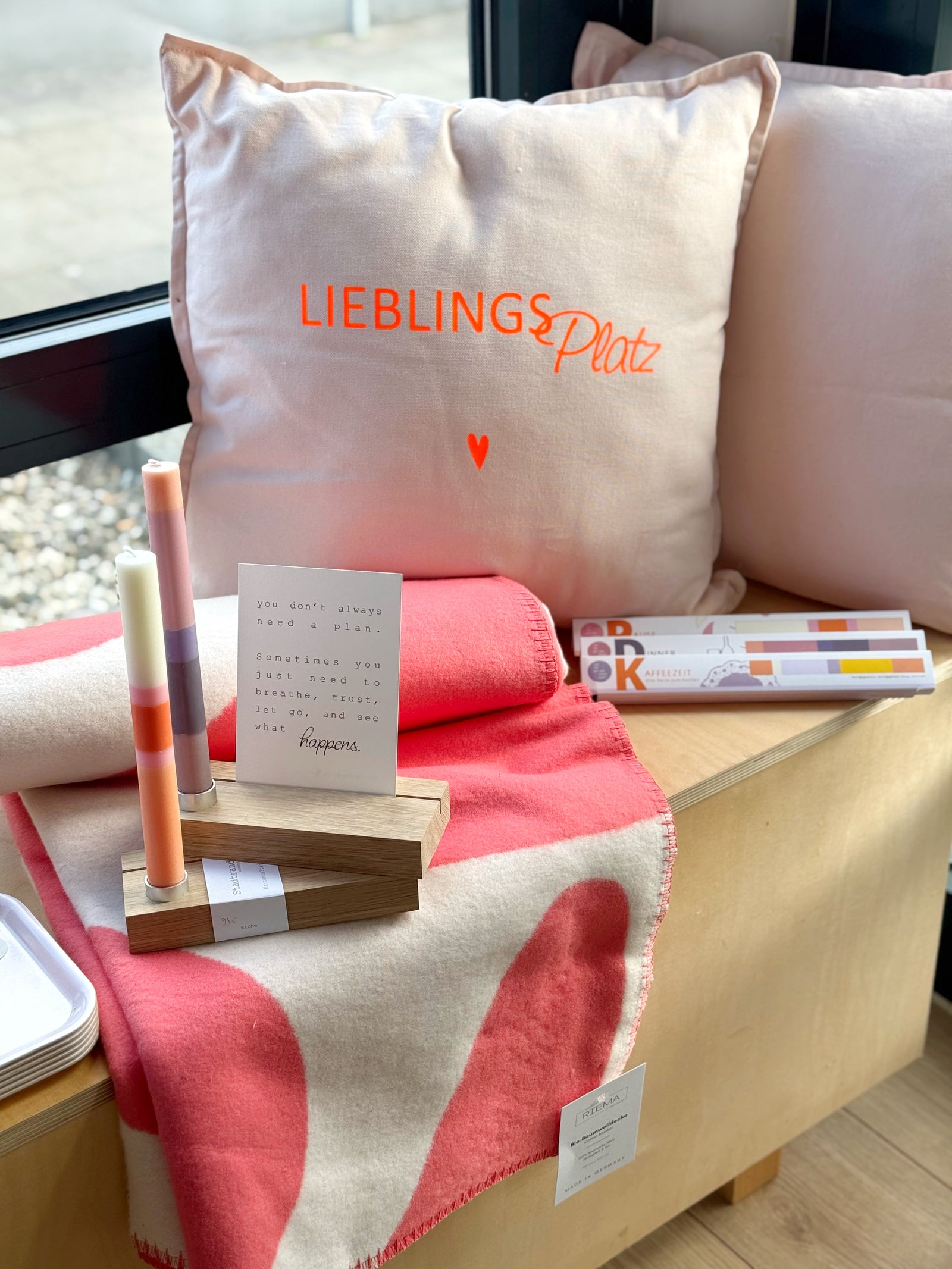 in peach dekorierte Ecke im Stadrand Stil mit kissen, decke und kerzenhaltern