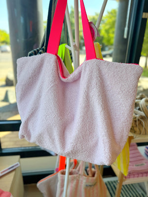 Hellrosa Strandtasche aus Frottee mit pinkem Gurt von Manufaktur und Kontor