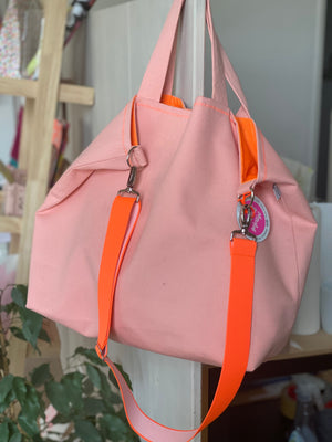 Shopper asu Canvas in peach mit neon Gurt orange hängend