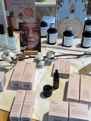 Natürliche Auslage von Naturkosmetik von Glow im Stadtrandstil Conceptstore