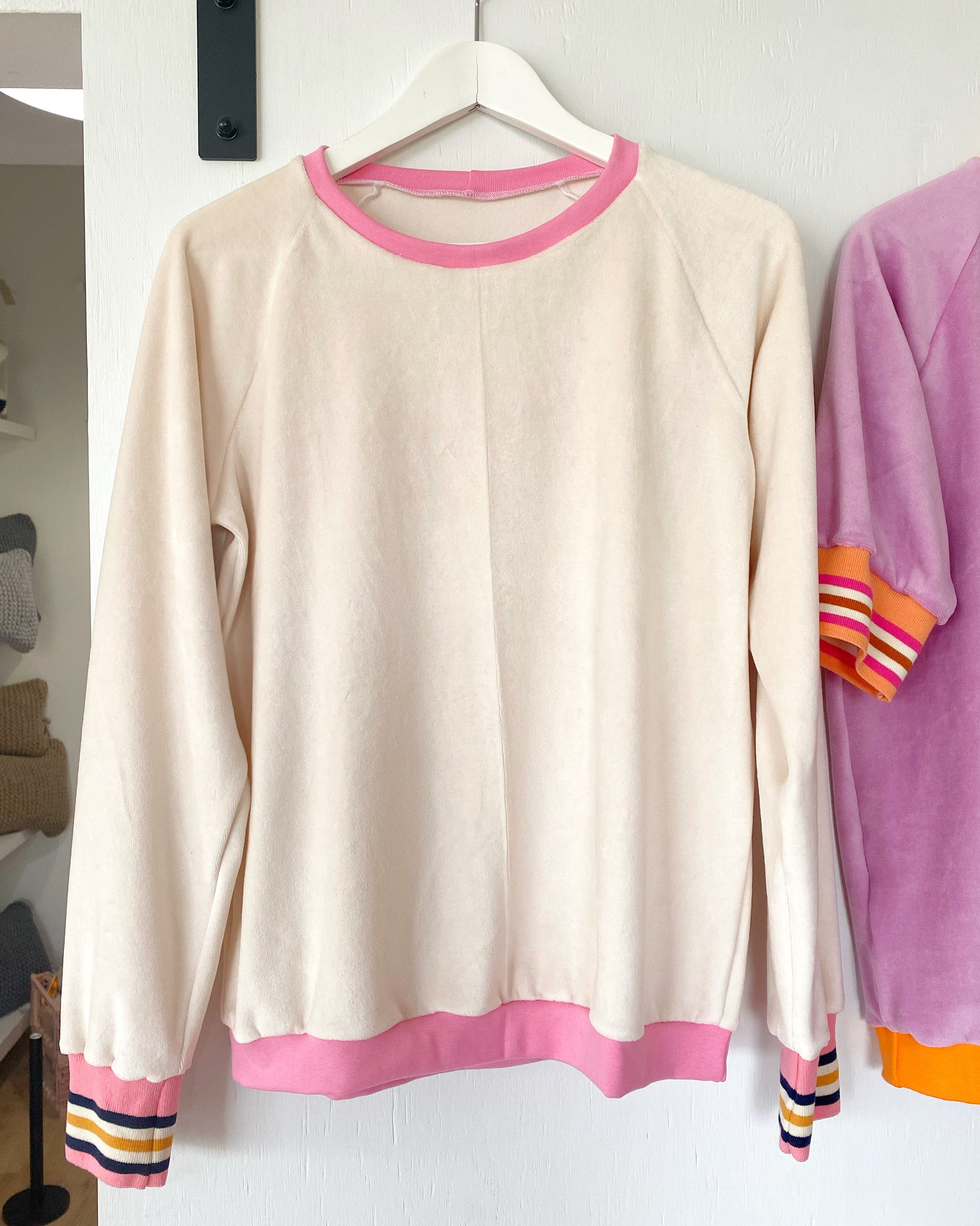 Naturfarbenes Sweatshirt mit rosa gestreiften Bünschen aus Nicki Stoff handgenäht
